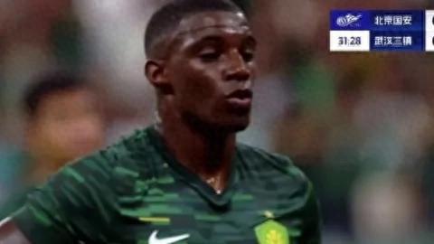 北京国安4:0横扫武汉三镇，裁判的疑似保安哨再次授人以柄